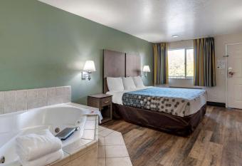 Econo Lodge Portland Airport allows 18 year olds to book a room