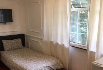 Hatfield Halfway House - VERY CHEAP SAVE MONEY! allows 18 year olds to book a room