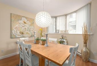 3BR/3BA Downtown Luxury Townhouse has Balcony rooms