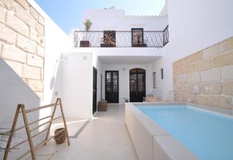 LLONGA S 11th youth Hostel has Balcony rooms