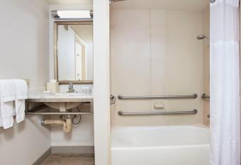 Hilton Garden Inn San Francisco Airport North has rooms with a private hot tub