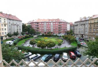 Cosy Apartment Under the Tower has rooms with a private hot tub