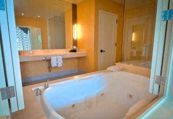 Hilton San Diego Gaslamp Quarter has Balcony rooms