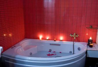 Menir Luxury Apartments has rooms with a private hot tub