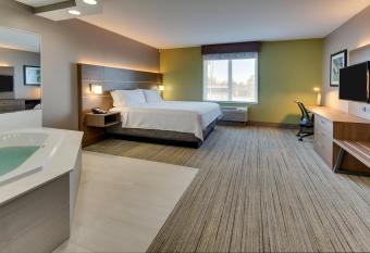 Holiday Inn Express & Suites Columbus ~ Ft Benning Maingate By IHG has rooms with a private hot tub