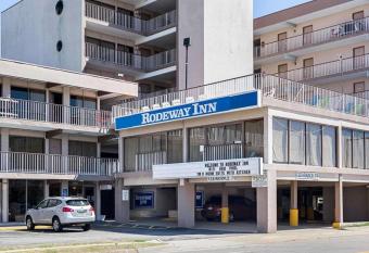 Red Roof PLUS+ & Suites Virginia Beach - Seaside has Balcony rooms