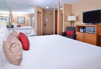 Best Western Plus Regency Inn & Conference Centre has rooms with a private hot tub