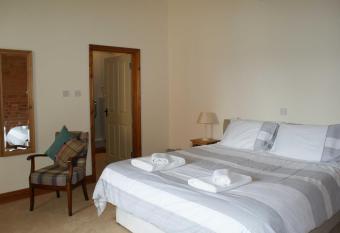 Sutton Lodge B&B has Balcony rooms