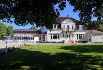   lsted Kro & Hotel allows 18 year olds to book a room