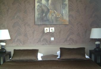 Hotel Martinique has rooms with a private hot tub