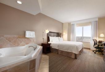 Hampton Inn & Suites Washington-Dulles International Airport has rooms with a private hot tub