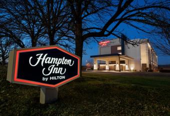 Hampton Inn Portland Airport allows 18 year olds to book a room