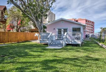 Seaside Cottage B has Balcony rooms
