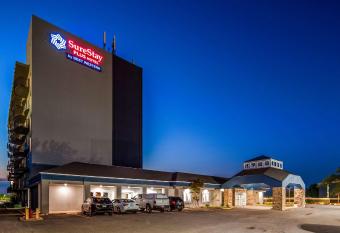 Orangewood Inn & Suites Kansas City Airport has Balcony rooms