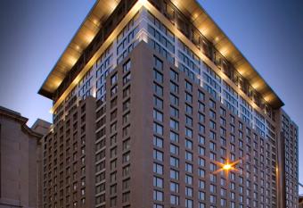 Embassy Suites by Hilton Montreal has rooms with a private hot tub