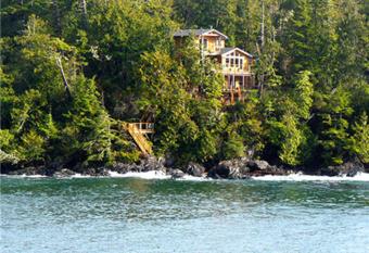 Reef Point Oceanfront Bed and Breakfast has Balcony rooms