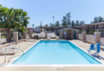 Days Inn by Wyndham Shenandoah has Smoking rooms