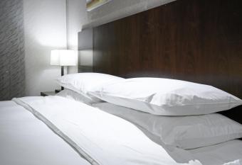 The Yosemite Inn allows 18 year olds to book a room