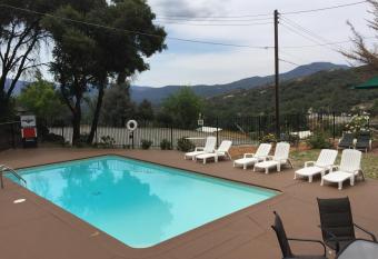 Mountain Trail Lodge And Vacation Rentals has Balcony rooms