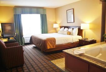 Spark by Hilton Merrillville has rooms with a private hot tub