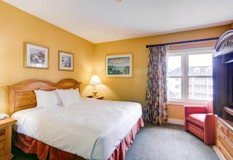 Turtle Cay Resort has rooms with a private hot tub