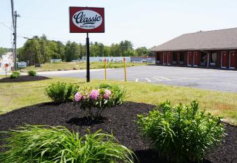 Classic Motor Lodge Providence - West Greenwich has rooms with a private hot tub