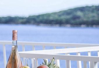 Villa Marija - Sea View Rooms allows 18 year olds to book a room