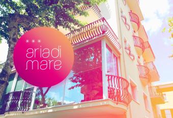 Hotel Aria di Mare - Bed & Brunch in centro a Riccione has Balcony rooms