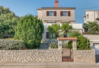 Apartment Simona has Balcony rooms