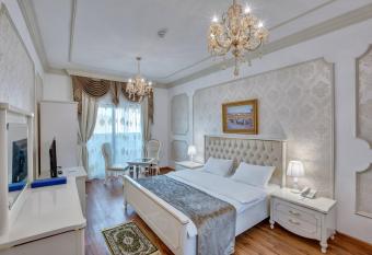 Royal Hotel allows 18 year olds to book a room