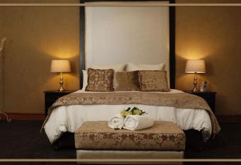 Water on Waldrift Guesthouse has rooms with a private hot tub