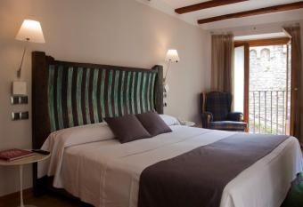 Hospederia Chapitel allows 18 year olds to book a room