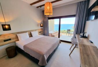 Enjoy Lichnos Bay Village, Camping, Hotel and Apartments has rooms with a private hot tub