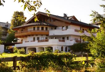 Landhaus Schneider has Balcony rooms