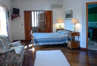 Pousada Valhacouto has rooms with a private hot tub