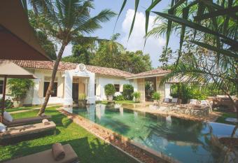 Karmel Villa Thalduwa Island - Five Bedroom Luxury Villa with Private Pool has Smoking/Balcony rooms