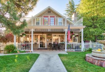 Prescott Pines Inn has Balcony rooms