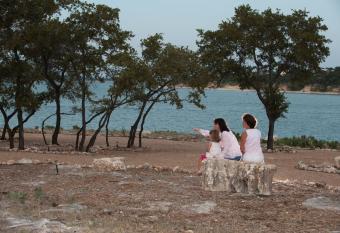 Canyon Lakeview Resort has rooms with a private hot tub