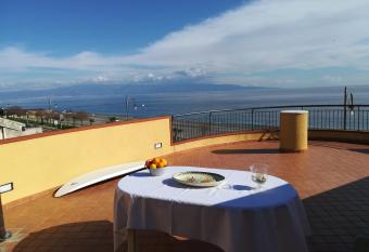 Casa Carmelo has Balcony rooms