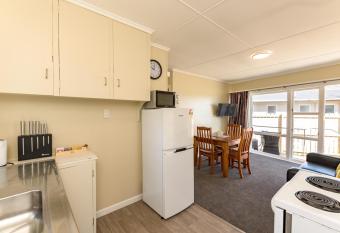 Waitangi Beach Bach 30A has Balcony rooms
