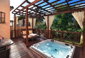 Little Arches Boutique Hotel - Adults Only has rooms with a private hot tub