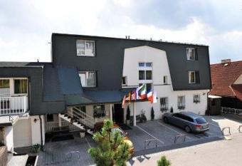 White House has Balcony rooms
