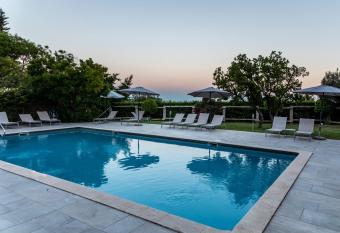 Le Mas D aigret has Balcony rooms