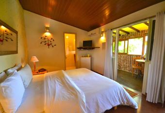 Pousada Le Siramat has rooms with a private hot tub