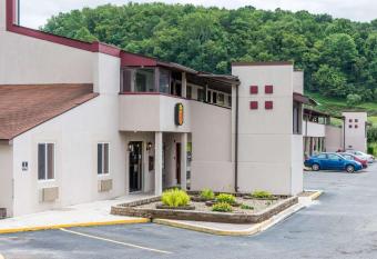 Super 8 by Wyndham Bridgeport/Clarksburg Area has Smoking rooms