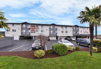 Clackamas Inn and Suites allows 18 year olds to book a room