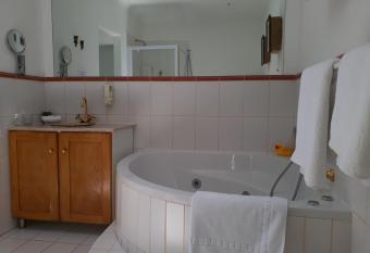 Paradiso Guesthouse & Self-catering Cottage has rooms with a private hot tub