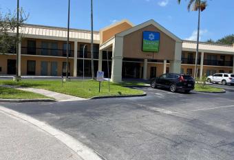 Quality Inn has Smoking rooms