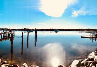 Boathouse Resort (Water Front) has rooms with a private hot tub