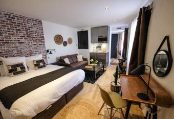 Demeure Terrisse La Cave allows 18 year olds to book a room